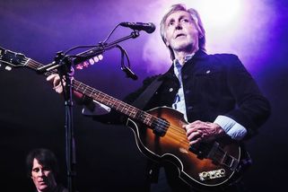 Paul McCartney není jediný. Umělci zakazují mobily na koncertech stále častěji - Novinky